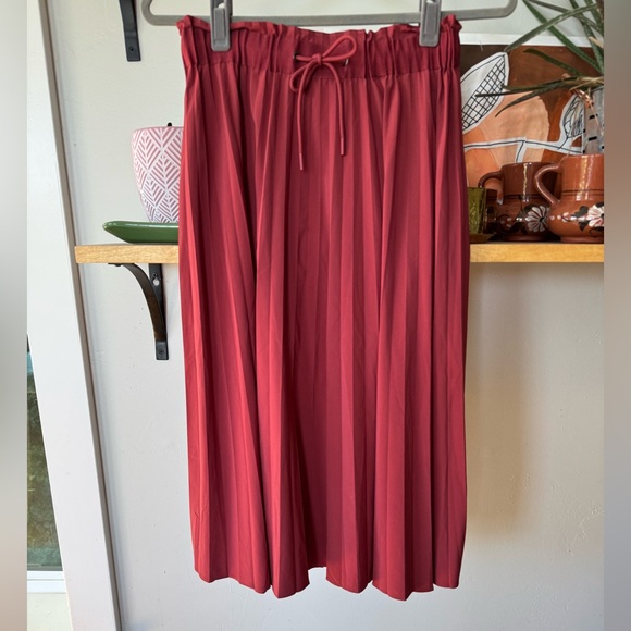 Athleta Hayes Burgundy Red Pleated Drawstring Waist Midi Skirt Size XS - Picture 2 of 13